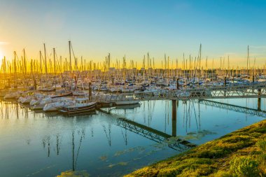 La Rochelle 'deki Port des Minimes üzerinde gün batımı görünümü, Franc