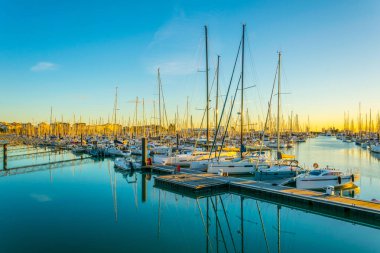 La Rochelle 'deki Port des Minimes üzerinde gün batımı görünümü, Franc