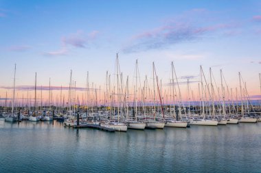 La Rochelle 'deki Port des Minimes üzerinde gün batımı görünümü, Franc