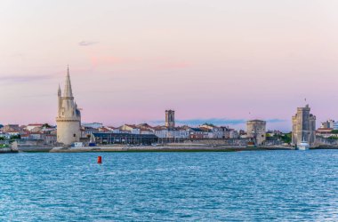 Gün batımı görünümü, bağlantı noktası, La tour de la lanterne, Tur de la chaine ve tur Saint Nicholas, Frangı tarafından korunan rochelle
