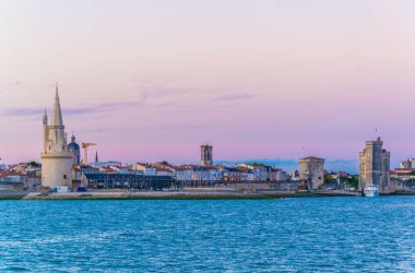 Gün batımı görünümü, bağlantı noktası, La tour de la lanterne, Tur de la chaine ve tur Saint Nicholas, Frangı tarafından korunan rochelle
