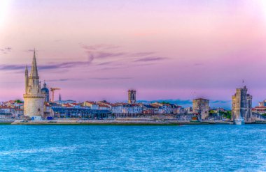 Gün batımı görünümü, bağlantı noktası, La tour de la lanterne, Tur de la chaine ve tur Saint Nicholas, Frangı tarafından korunan rochelle