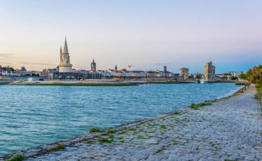Gün batımı görünümü, bağlantı noktası, La tour de la lanterne, Tur de la chaine ve tur Saint Nicholas, Frangı tarafından korunan rochelle