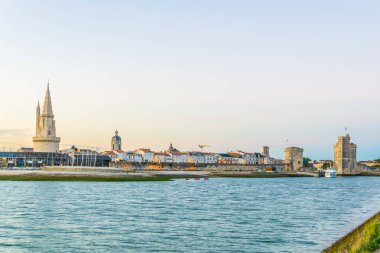 Gün batımı görünümü, bağlantı noktası, La tour de la lanterne, Tur de la chaine ve tur Saint Nicholas, Frangı tarafından korunan rochelle