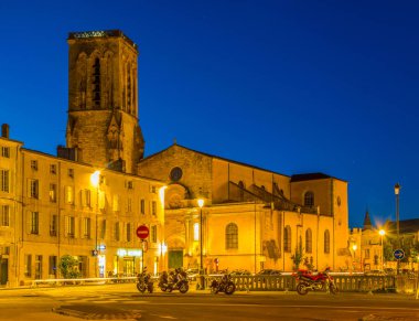 Kilise Saint-Sauveur La Rochelle'deki Frangı gece görünümü