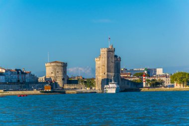 Bağlantı noktası La tour de la chaine ve tur Saint Nicholas, Frangı tarafından korunan rochelle