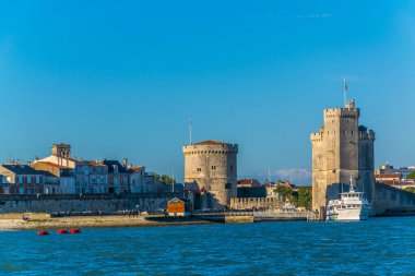 Bağlantı noktası La tour de la chaine ve tur Saint Nicholas, Frangı tarafından korunan rochelle