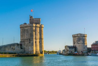 Bağlantı noktası La tour de la chaine ve tur Saint Nicholas, Frangı tarafından korunan rochelle