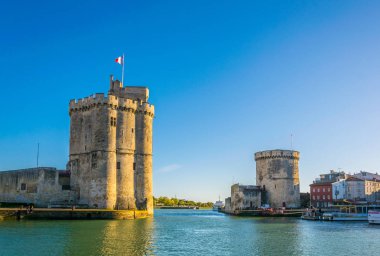 Bağlantı noktası La tour de la chaine ve tur Saint Nicholas, Frangı tarafından korunan rochelle