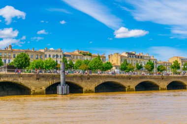 İnsanlar güneşli bir mesire alongisde Garonne Nehri Bordeaux, Frangı tadını çıkarıyor