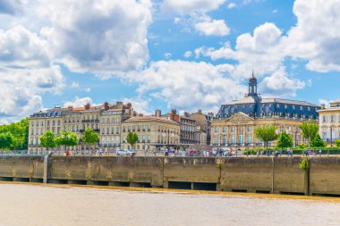 İnsanlar güneşli bir mesire alongisde Garonne Nehri Bordeaux, Frangı tadını çıkarıyor