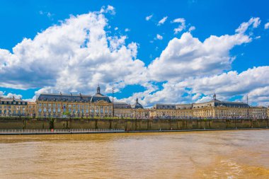 Bordeaux, Frangı Stalingrad kısmından Garonne Nehri üzerinde yer de la Bourse görüntülendi