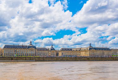 Bordeaux, Frangı Stalingrad kısmından Garonne Nehri üzerinde yer de la Bourse görüntülendi
