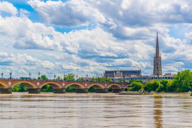 Pont de Pierre ve Saint Michel Bordeaux, Frangı Bazilikası