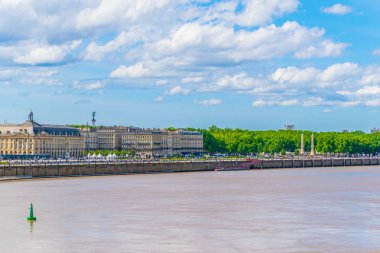 İnsanlar güneşli bir mesire alongisde Garonne Nehri Bordeaux, Frangı tadını çıkarıyor