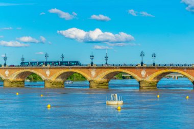 Bordeaux 'da Pont de Pierre, Franc