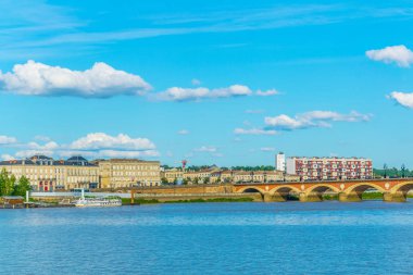 Bordeaux, Frangı Stalingrad kısmında bir iskelede küçük tekneler moor