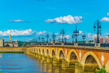 Bordeaux 'da Pont de Pierre, Franc