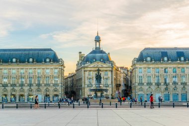 Place de la Bourse Bordeaux, Frangı görünümünü