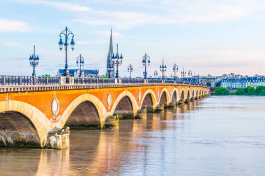 Pont de Pierre ve Saint Michel Bordeaux, Frangı Bazilikası