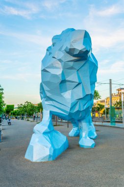 Stalingrad tramvay durağı Bordeaux'da mavi aslan, Frangı sembolik bir heykeli ile