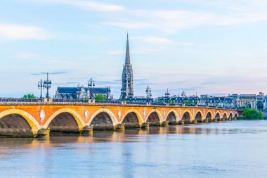 Pont de Pierre ve Saint Michel Bordeaux, Frangı Bazilikası