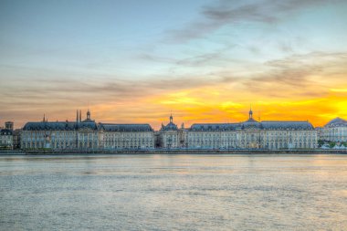Bordeaux, Frangı Stalingrad kısmından Garonne Nehri üzerinde yer de la Bourse, gün batımı görünümü görüntülenmesi