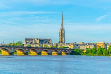 Pont de Pierre ve Saint Michel Bordeaux, Frangı Bazilikası