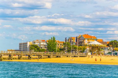 İnsanlar güneşli bir gün Arcachon, Frangı bir kumlu plajda tadını çıkarıyor