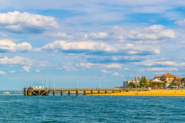 İnsanlar güneşli bir gün Arcachon, Frangı bir kumlu plajda tadını çıkarıyor