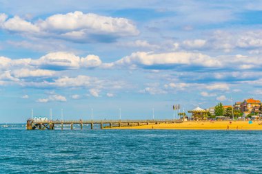 İnsanlar güneşli bir gün Arcachon, Frangı bir kumlu plajda tadını çıkarıyor