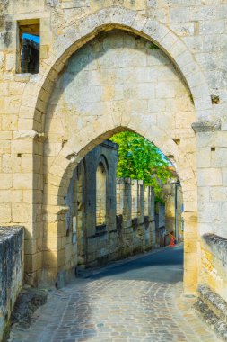 Bir geçidi içinde tarihi merkezi Saint emilion, Frangı görünümünü