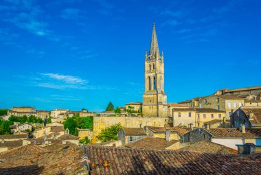 Fransız köyünün havadan görünümü Saint Emilion monolitik churc spire tarafından hakim.