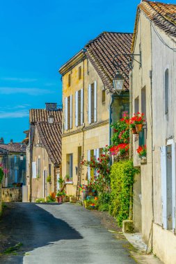 Saint Emilion Frangı içinde dar bir sokakta görünümünü