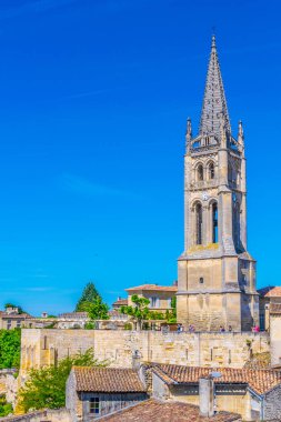 Fransız köyünün havadan görünümü Saint Emilion monolitik churc spire tarafından hakim.