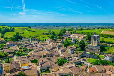 Fransız köyünün havadan görünümü Saint Emilion Tur du Ro tarafından hakim.
