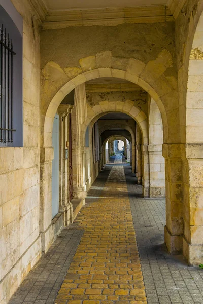 Dar sokak içinde tarihi merkezi La Rochelle, Frangı görünümünü