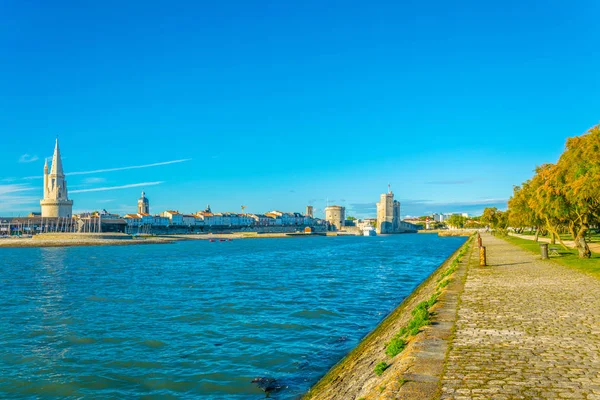 Bağlantı noktası La tour de la lanterne, Tur de la chaine ve tur Saint Nicholas, Frangı tarafından korunan rochelle