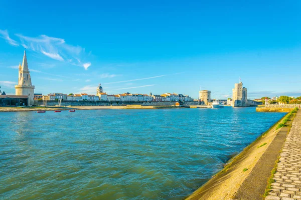 Bağlantı noktası La tour de la lanterne, Tur de la chaine ve tur Saint Nicholas, Frangı tarafından korunan rochelle