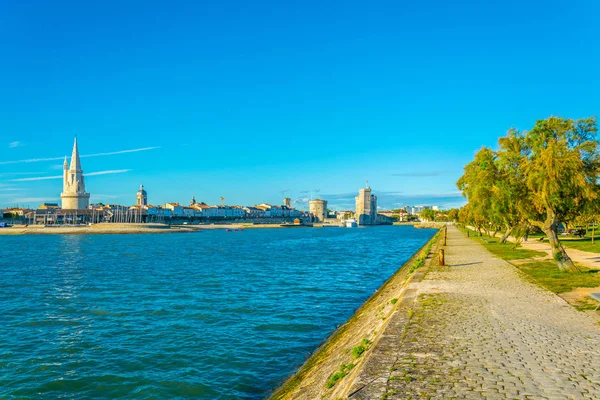 Bağlantı noktası La tour de la lanterne, Tur de la chaine ve tur Saint Nicholas, Frangı tarafından korunan rochelle