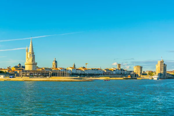 Bağlantı noktası La tour de la lanterne, Tur de la chaine ve tur Saint Nicholas, Frangı tarafından korunan rochelle