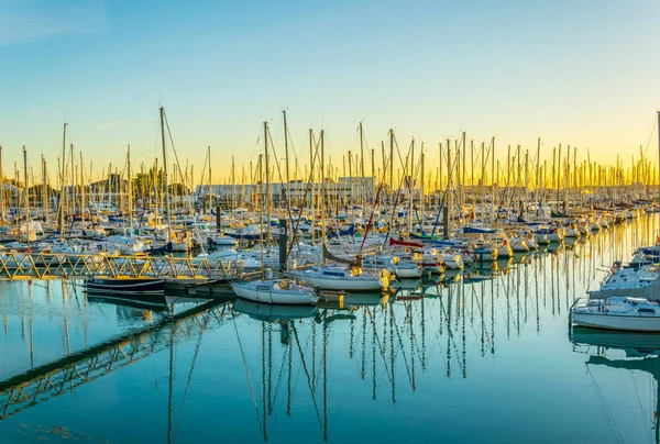 La Rochelle 'deki Port des Minimes üzerinde gün batımı görünümü, Franc