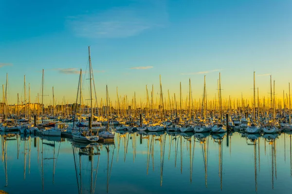 La Rochelle 'deki Port des Minimes üzerinde gün batımı görünümü, Franc