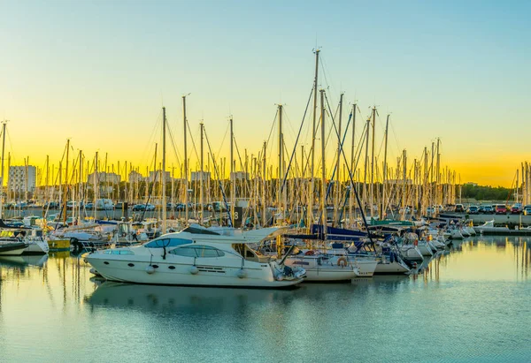 La Rochelle 'deki Port des Minimes üzerinde gün batımı görünümü, Franc
