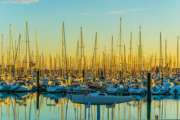 La Rochelle 'deki Port des Minimes üzerinde gün batımı görünümü, Franc