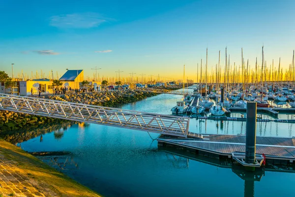 La Rochelle 'deki Port des Minimes üzerinde gün batımı görünümü, Franc