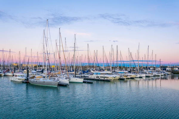 La Rochelle 'deki Port des Minimes üzerinde gün batımı görünümü, Franc
