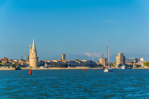 Bağlantı noktası La tour de la lanterne, Tur de la chaine ve tur Saint Nicholas, Frangı tarafından korunan rochelle
