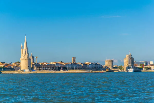 Bağlantı noktası La tour de la lanterne, Tur de la chaine ve tur Saint Nicholas, Frangı tarafından korunan rochelle