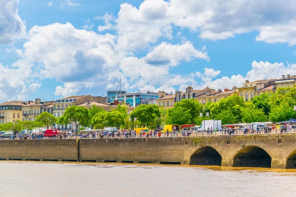 İnsanlar güneşli bir mesire alongisde Garonne Nehri Bordeaux, Frangı tadını çıkarıyor